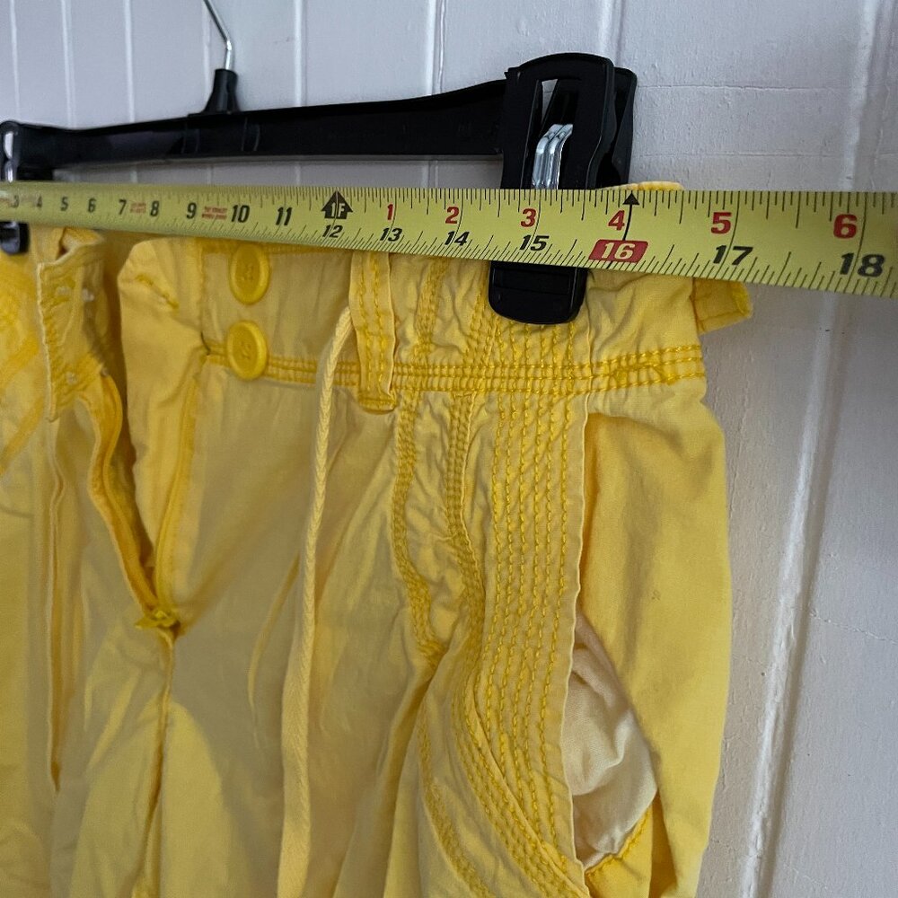 NEW YORK & COMPANY Soft Banana Yellow Gorgeous VINTAGE Capris. NY & Co - Picture 7 of 12